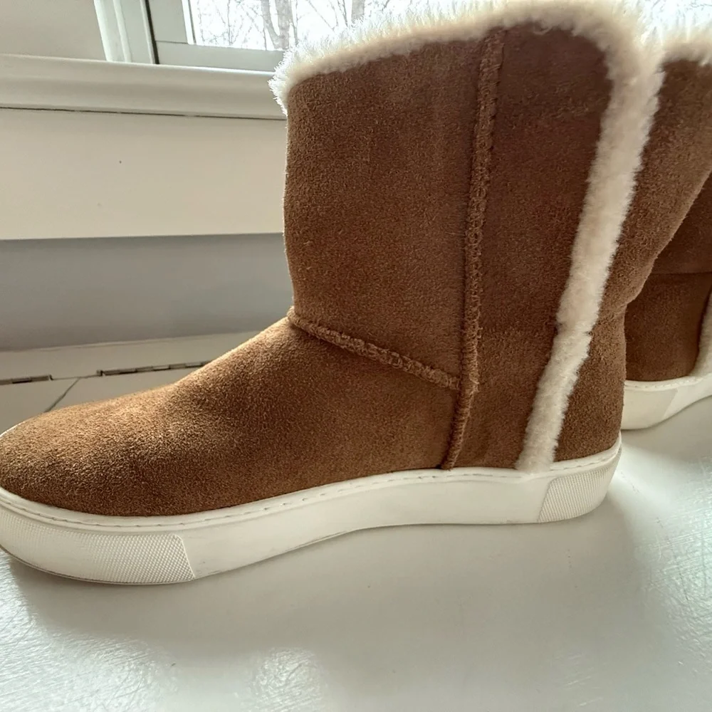UGGs RARE Sherpa lined booties -  EUC!!!! size 9